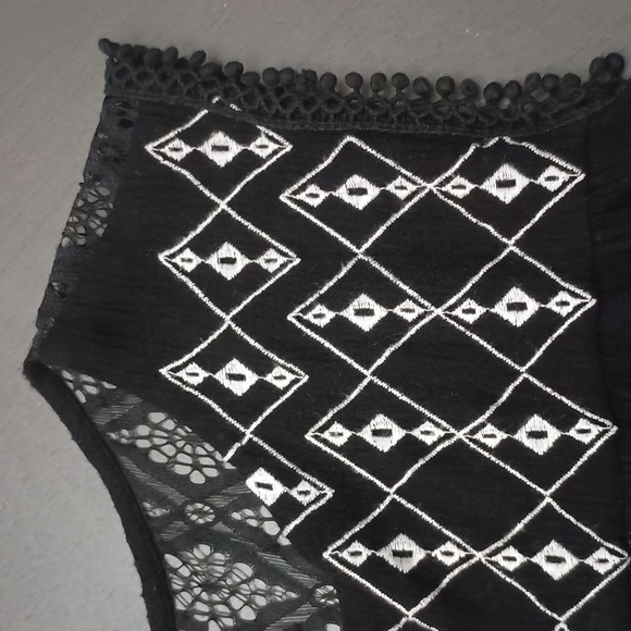 Takara Black Sleeveless Blouse with White Geometric Embroidery - Picture 5 of 7